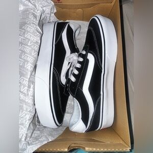 BRAND NEW VANS SNEAKERS SIZE 9 WOMANS